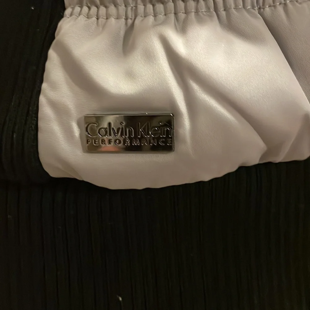 Calvin Klein performance puffer vest jacket in Ice - Picture 5 of 9